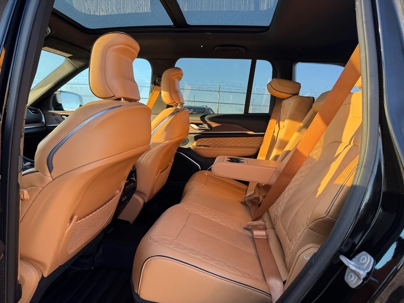 Jeep Grand Cherokee Vehicle Full-screen Gallery Image 12