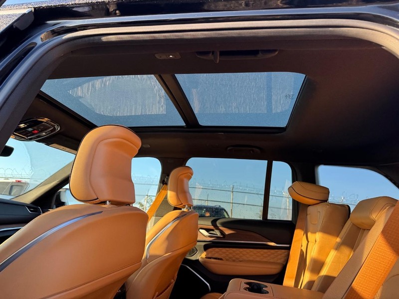 Jeep Grand Cherokee Vehicle Full-screen Gallery Image 13