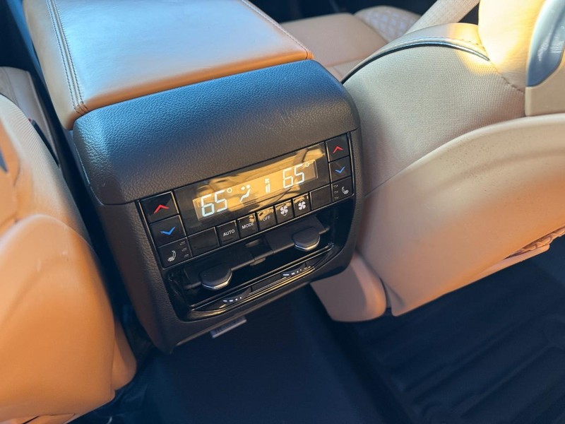 Jeep Grand Cherokee Vehicle Full-screen Gallery Image 14