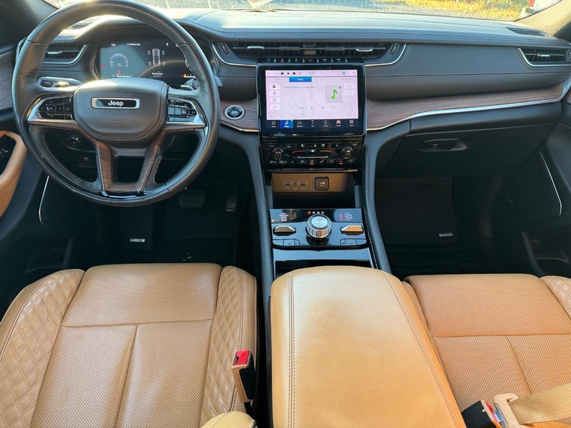 Jeep Grand Cherokee Vehicle Full-screen Gallery Image 16