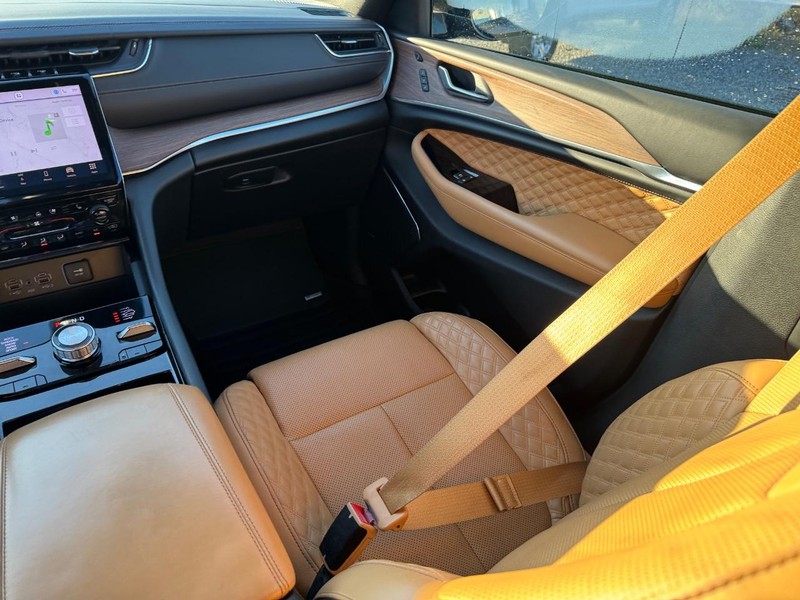 Jeep Grand Cherokee Vehicle Full-screen Gallery Image 17