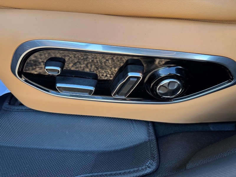 Jeep Grand Cherokee Vehicle Full-screen Gallery Image 18