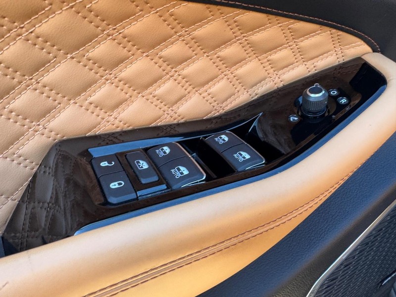 Jeep Grand Cherokee Vehicle Full-screen Gallery Image 19