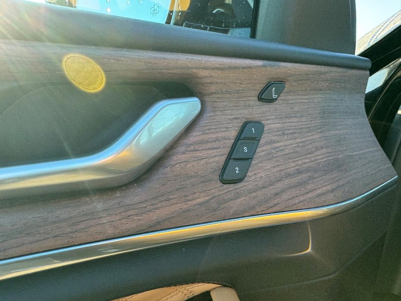 Jeep Grand Cherokee Vehicle Full-screen Gallery Image 20