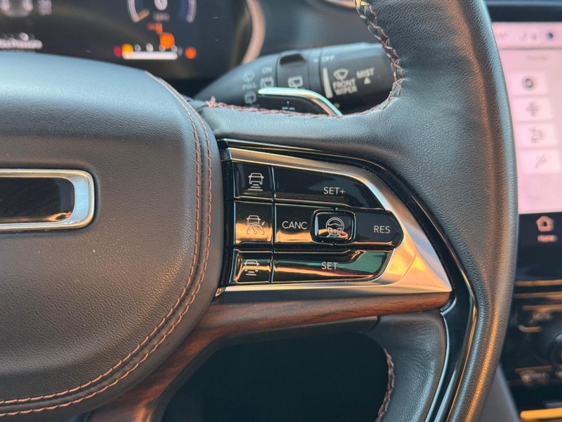 Jeep Grand Cherokee Vehicle Full-screen Gallery Image 23