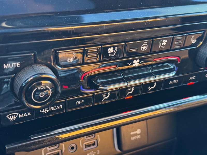 Jeep Grand Cherokee Vehicle Full-screen Gallery Image 24