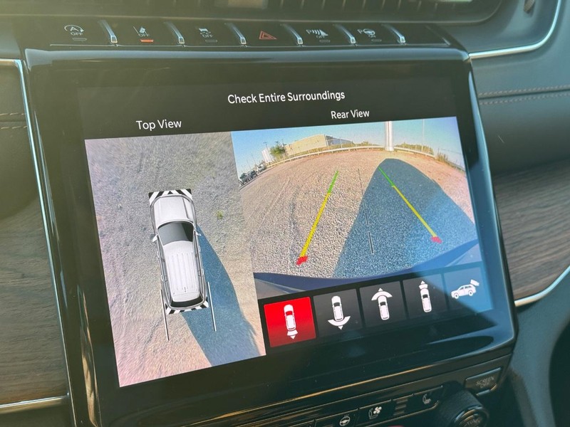 Jeep Grand Cherokee Vehicle Full-screen Gallery Image 25