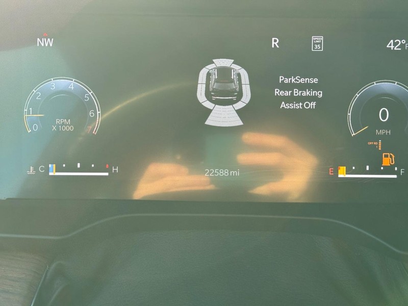 Jeep Grand Cherokee Vehicle Full-screen Gallery Image 26