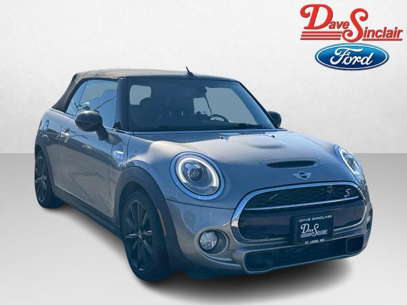 MINI Convertible Vehicle Full-screen Gallery Image 04