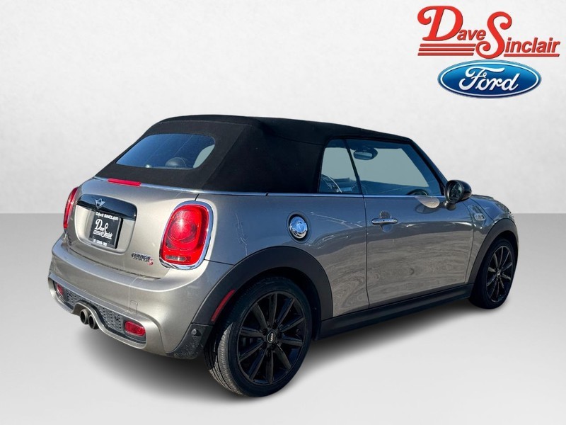 MINI Convertible Vehicle Full-screen Gallery Image 07