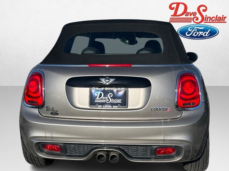 MINI Convertible Vehicle Full-screen Gallery Image 08