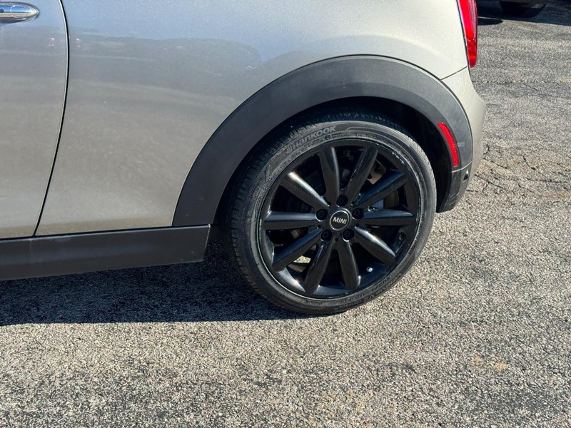 MINI Convertible Vehicle Full-screen Gallery Image 11