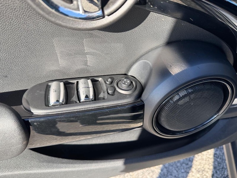 MINI Convertible Vehicle Full-screen Gallery Image 16