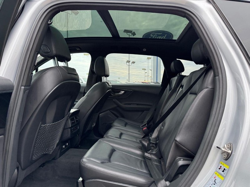 Audi Q7 Vehicle Image 11