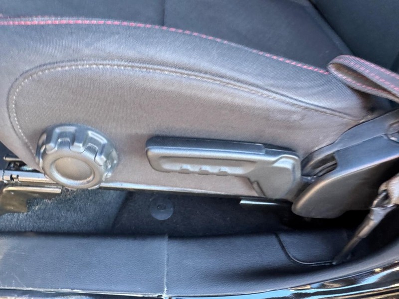 Jeep Wrangler Vehicle Full-screen Gallery Image 15