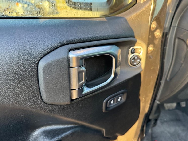 Jeep Wrangler Vehicle Full-screen Gallery Image 16