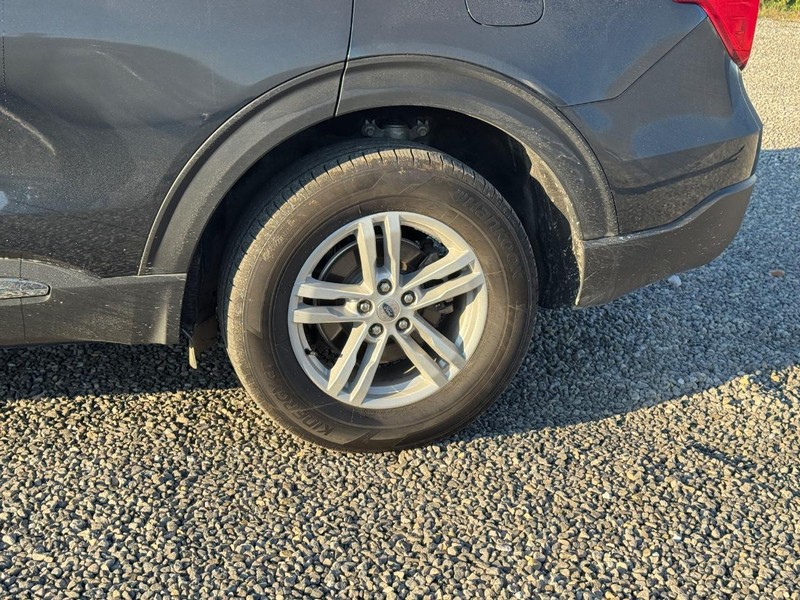 Ford Explorer Vehicle Image 11