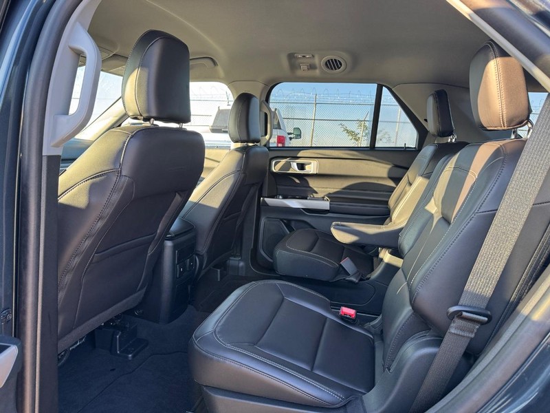 Ford Explorer Vehicle Image 12