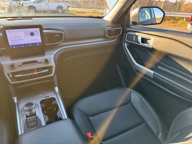 Ford Explorer Vehicle Image 15