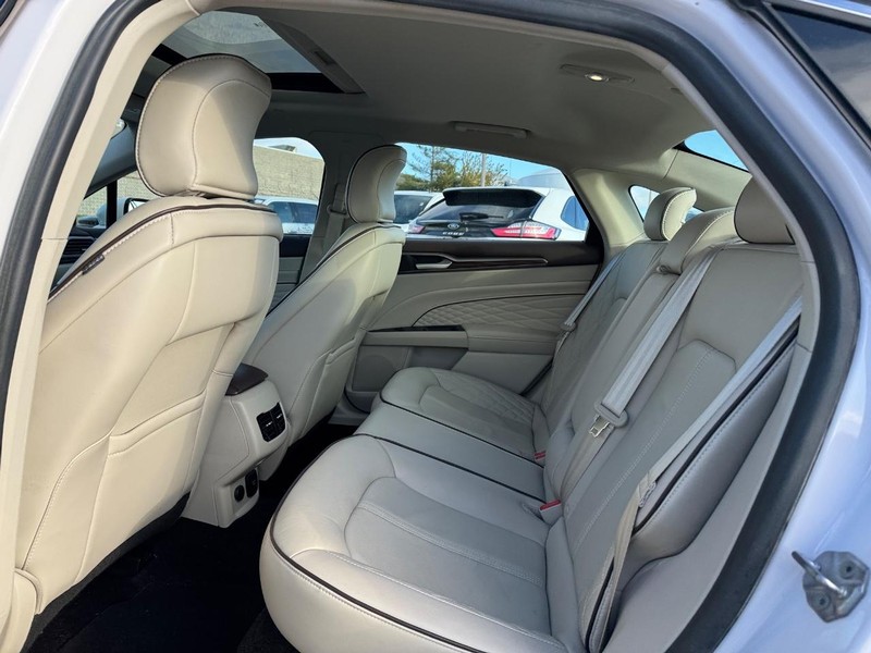 Ford Fusion Vehicle Full-screen Gallery Image 12