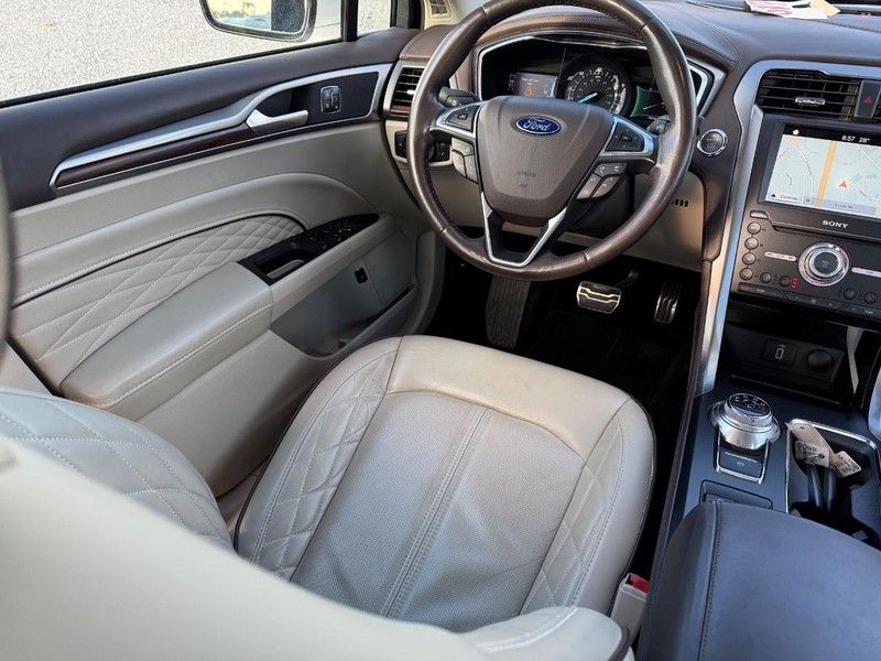 Ford Fusion Vehicle Full-screen Gallery Image 14