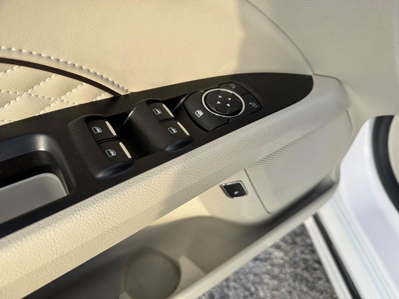 Ford Fusion Vehicle Full-screen Gallery Image 18