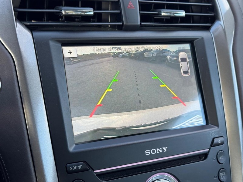 Ford Fusion Vehicle Full-screen Gallery Image 25