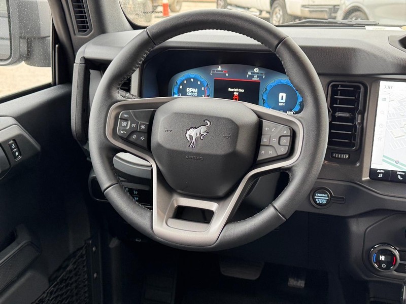 Ford Bronco Vehicle Full-screen Gallery Image 14