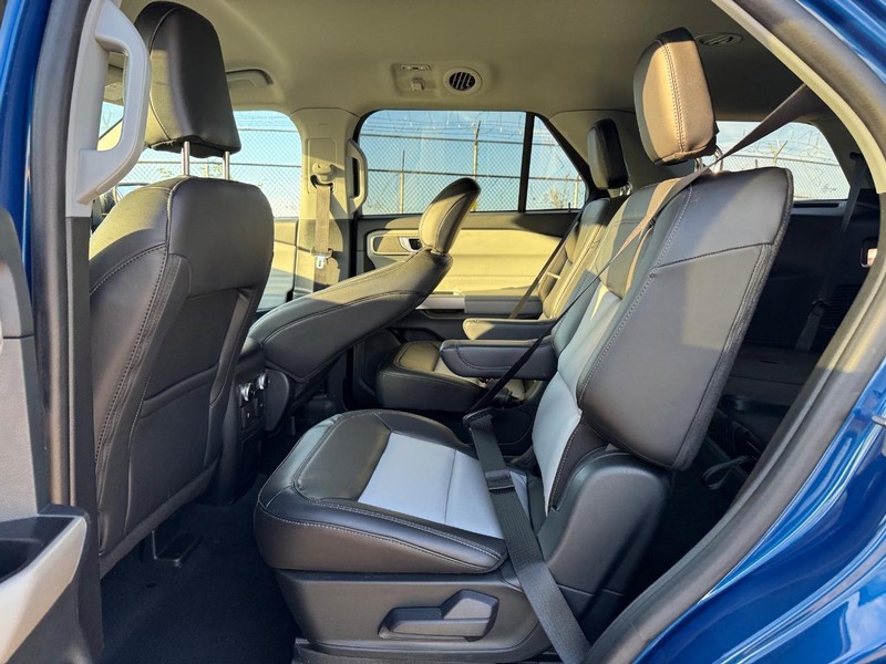 Ford Explorer Vehicle Image 12