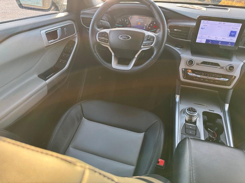 Ford Explorer Vehicle Image 14