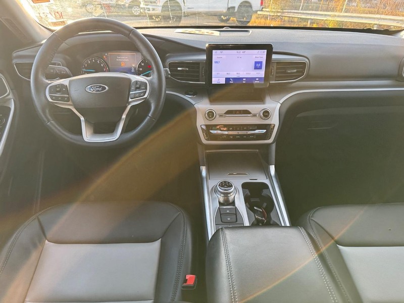 Ford Explorer Vehicle Image 15