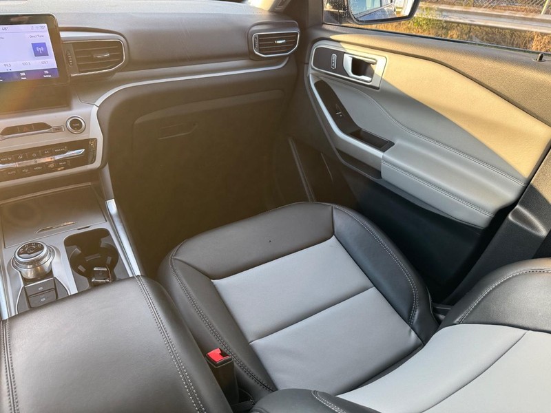 Ford Explorer Vehicle Image 16