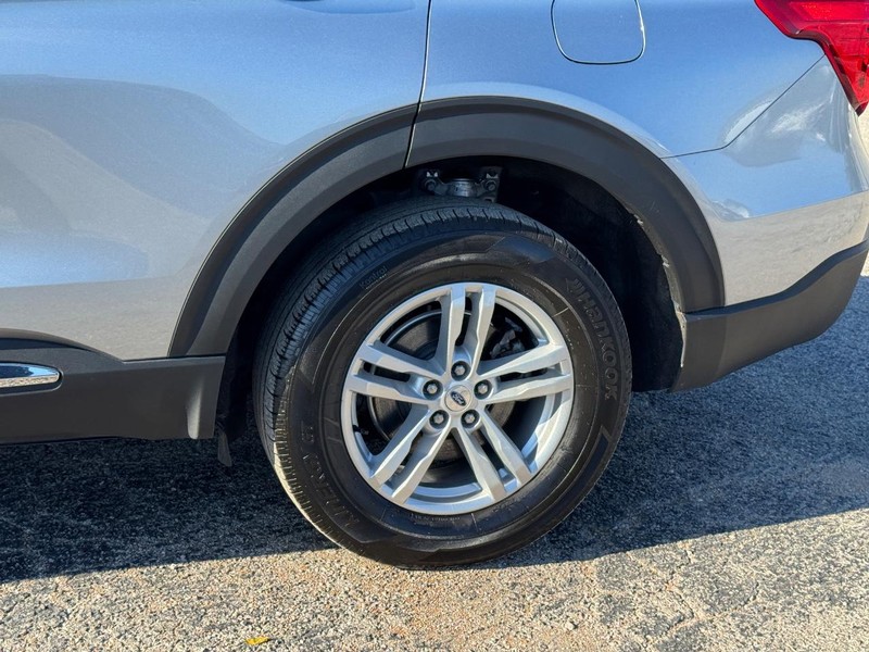 Ford Explorer Vehicle Image 11