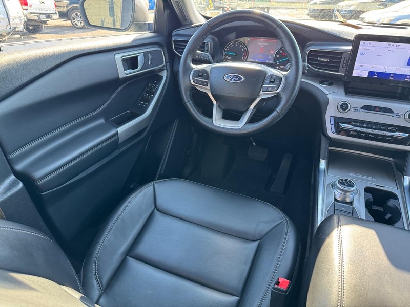 Ford Explorer Vehicle Image 15