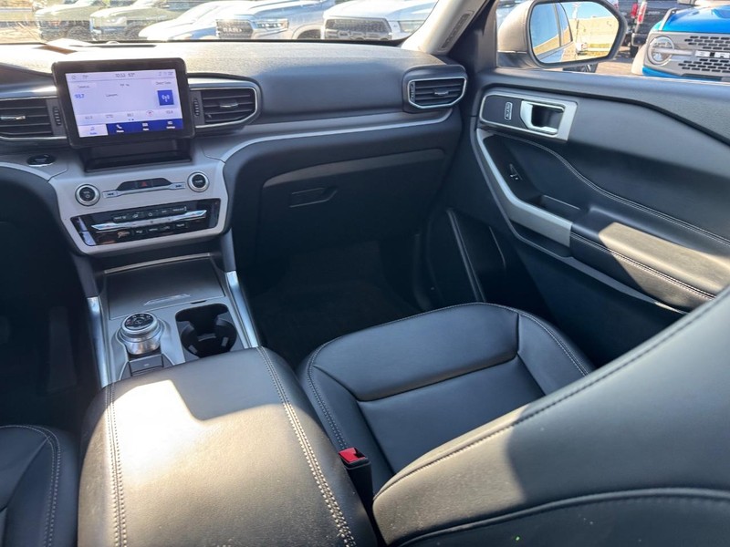 Ford Explorer Vehicle Image 17