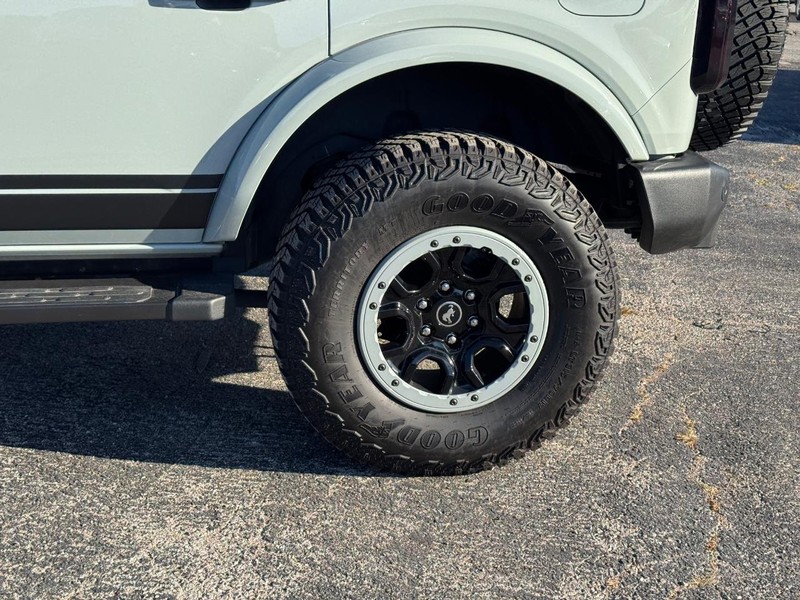 Ford Bronco Vehicle Full-screen Gallery Image 12