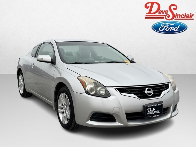 Nissan Altima Vehicle Full-screen Gallery Image 04