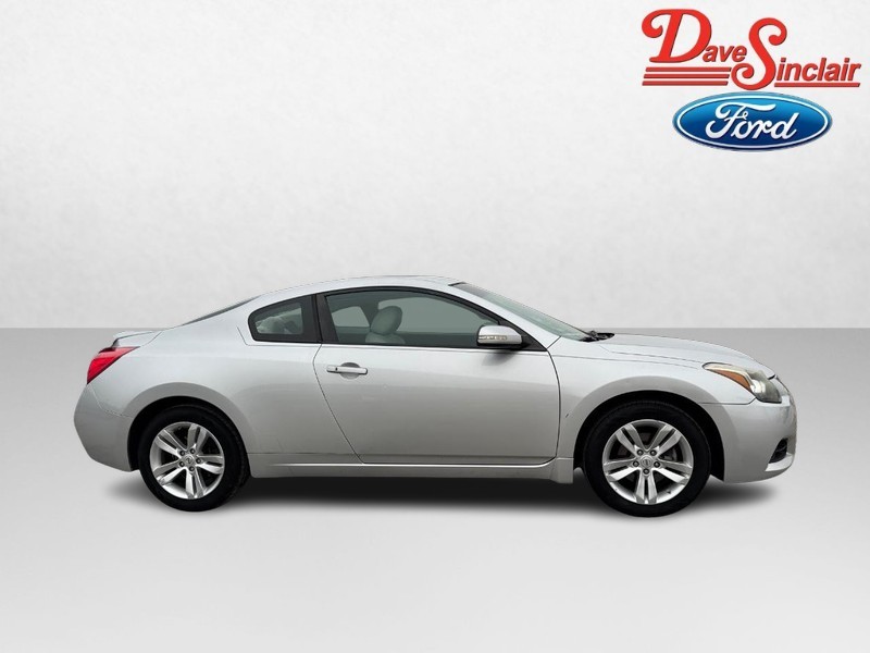 Nissan Altima Vehicle Full-screen Gallery Image 05