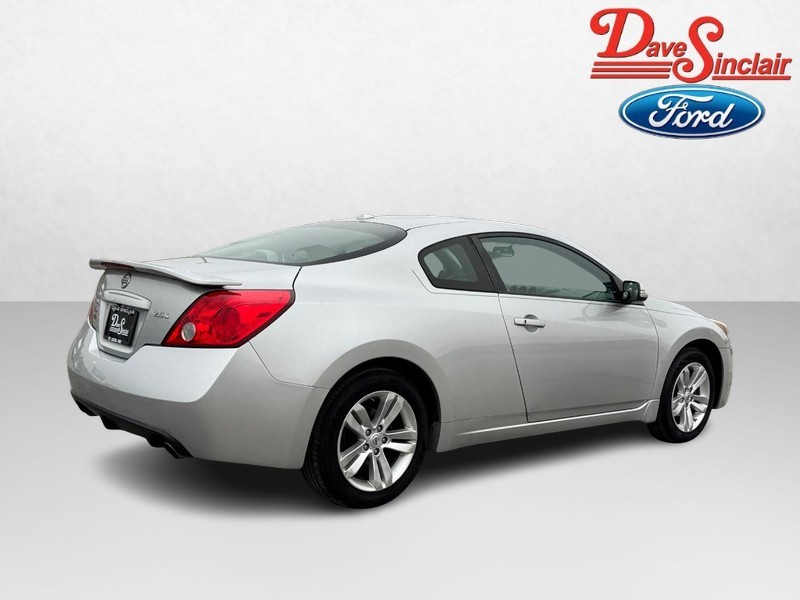 Nissan Altima Vehicle Full-screen Gallery Image 07