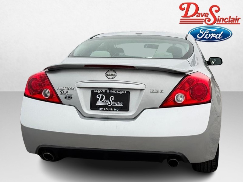 Nissan Altima Vehicle Full-screen Gallery Image 08