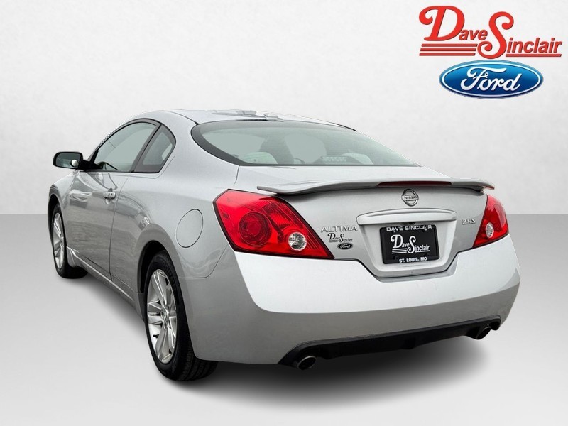 Nissan Altima Vehicle Full-screen Gallery Image 09