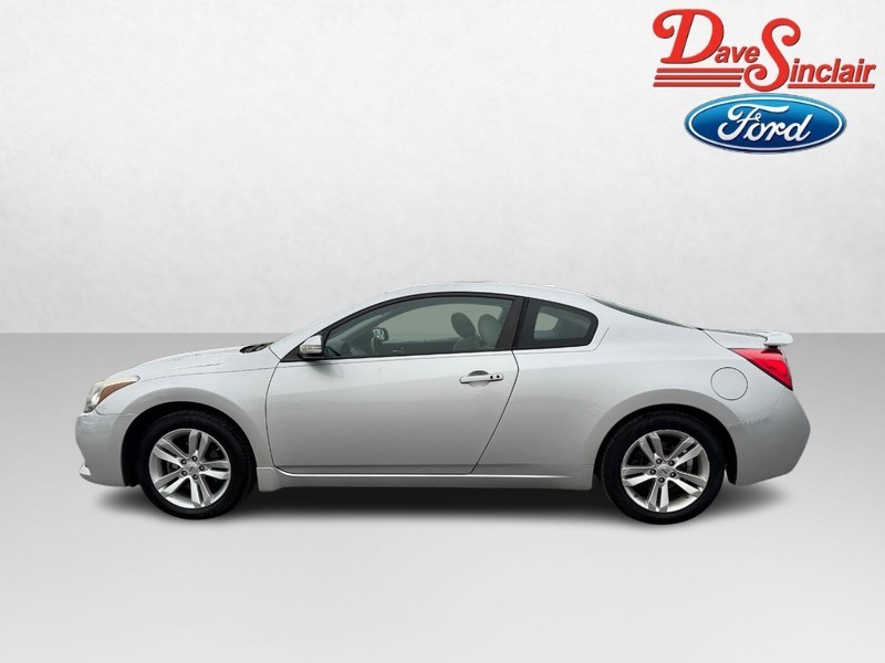 Nissan Altima Vehicle Full-screen Gallery Image 10