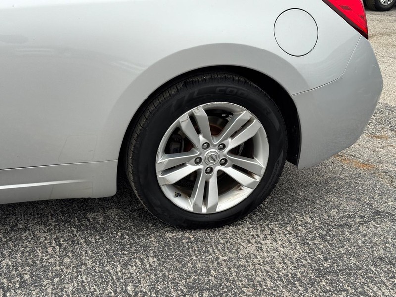 Nissan Altima Vehicle Full-screen Gallery Image 11