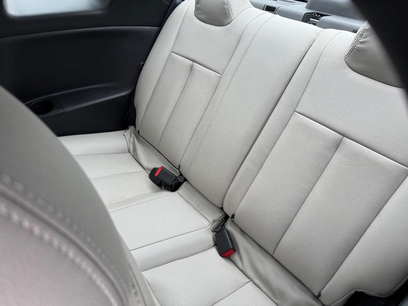 Nissan Altima Vehicle Full-screen Gallery Image 12