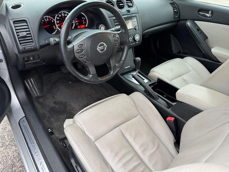 Nissan Altima Vehicle Full-screen Gallery Image 13