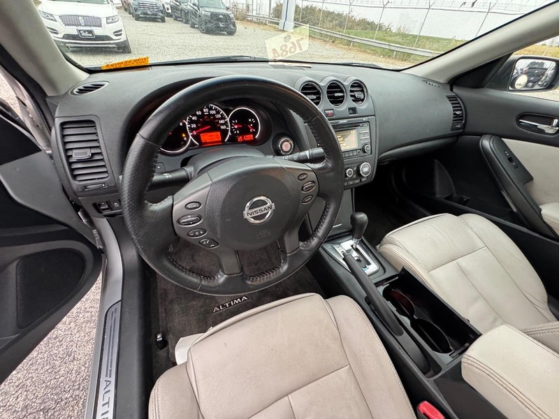 Nissan Altima Vehicle Full-screen Gallery Image 14