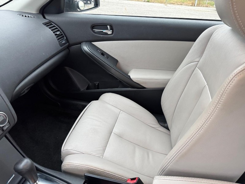 Nissan Altima Vehicle Full-screen Gallery Image 15