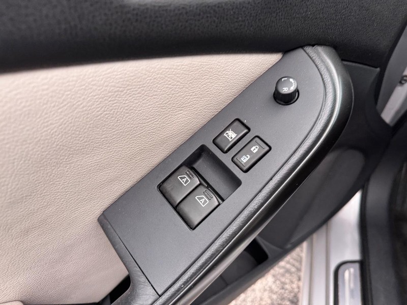 Nissan Altima Vehicle Full-screen Gallery Image 16