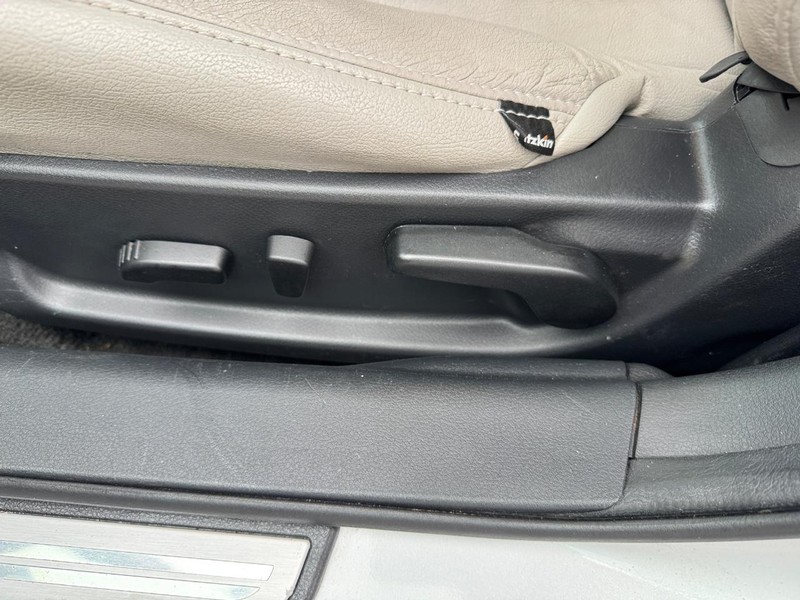 Nissan Altima Vehicle Full-screen Gallery Image 17