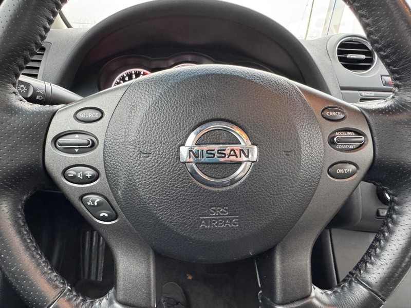 Nissan Altima Vehicle Full-screen Gallery Image 18